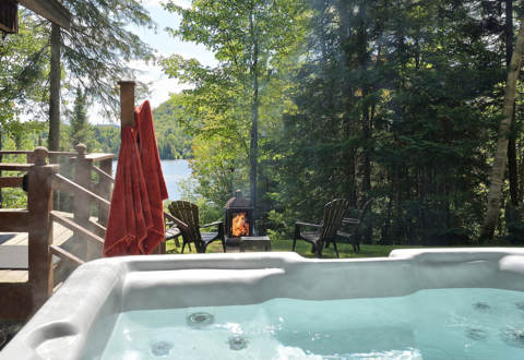 Private Jacuzzi cottage in wood to rent with lake view for 2 or 4
