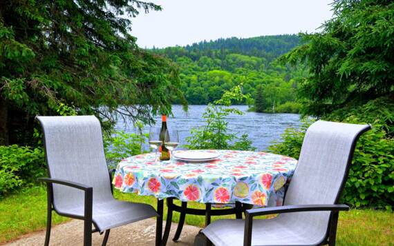 Private terrace front off river cottage to rent for solo or 2 Le Détente Domaine McCormick Mauricie