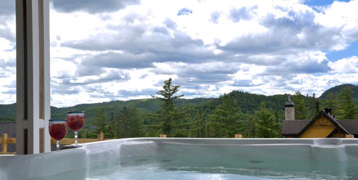 Private Hot tub cottage to rent de La Montagne St-Come four seasons full equiped