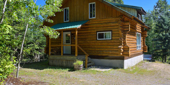 Cottage to rent with private jacuzzi and private sauna and lake view fully equipped available year round Chalets Booking 