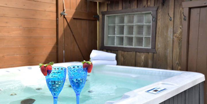 Private hot tubs cottage to rent 4 seasons all included Domaine McCormick Chalets Booking 