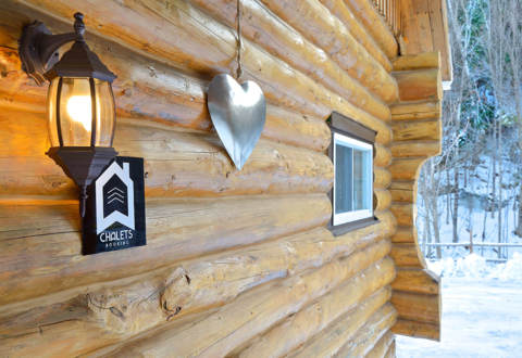 Wooden chalet to rent front off little lake with private jaccuzi and private dry sauna 