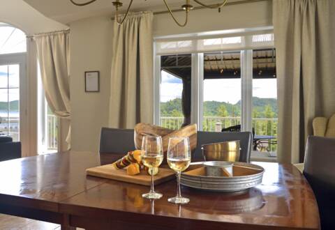 Salle à dîner chalet vacances de La Montagne tout équipé à louer 4 saisons avec Chalets Booking à Saint-Côme avec vue sur les montagnes