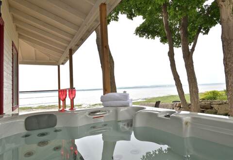 Spa priv&eacute; chalet vacances Le Littoral au bord de l'eau &Icirc;le d'Orl&eacute;ans Chalets Booking