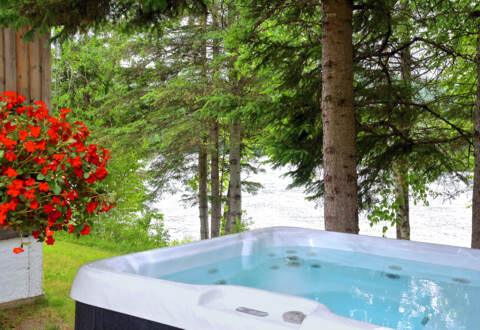 Spa privé chalet en bois rond Pignon Nord en location pour 2 ou 4 personnes au bord de l'eau Mauricie