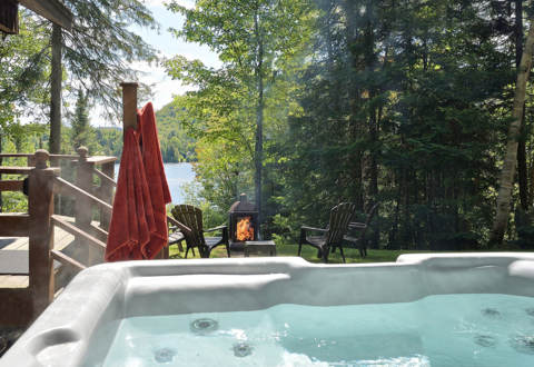 Hot tubs cottage to rend Laurentides Chalets Booking lake view  Le Sariane for 2 or 4