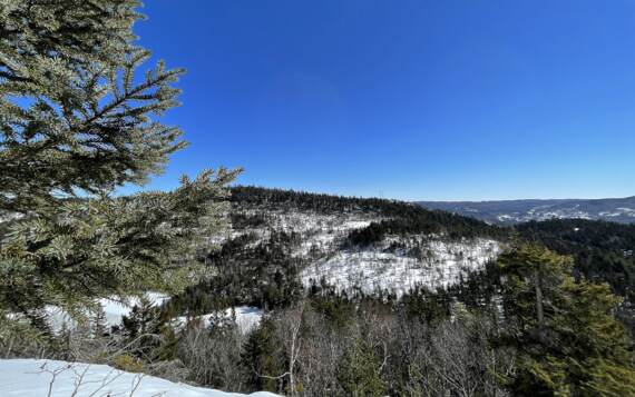 Vue sur les montagnes à partir d'une piste du sentier National des Contreforts accessible à pied du chalet à louer de La Montagne Chalets Booking Lanaudière