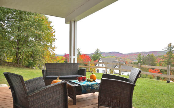 Terrasse rez-de-jardin couverte avec spa privé et ensemble fauteuils extérieurs chalet pour personne seule, deux ou 4 personnes