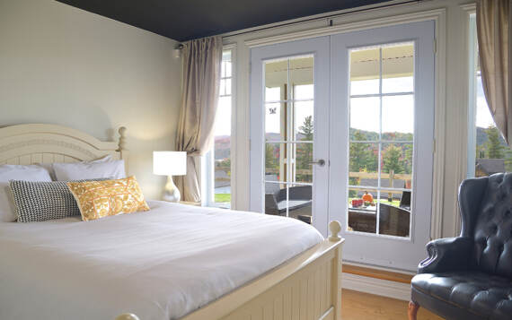 Chambre des maîtres avec vue sur les montagnes et accès terrasse couverte et spa privé Chalets Booking