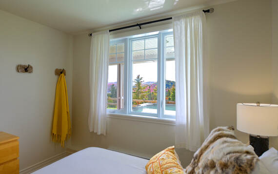 Chambre avec grand lit (queen) literie propre blanche incluse avec location chalet vacances de La Montagne Lanaudière
