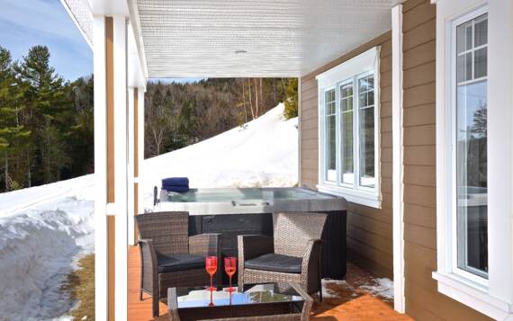 Spa privé avec terrasse au dessus chalet de La Montagne pour personne seule, amoureux ou famille Chalets Booking Lanaudière