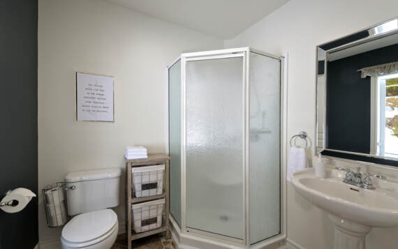 Salle d'eau avec douche propre chalet à louer Lanaudière de La Montagne Chalets Booking