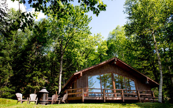 Chalets vacances en bois pour famille ou couple avec vue sur le lac spa privé et sauna privé Laurentides Chalets Booking