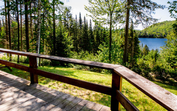 Terrasse chalet vacances en bois Le Sariane  tout équipé sauna sec privé et spa privé 4 saisons vue sur le lac Laurentides