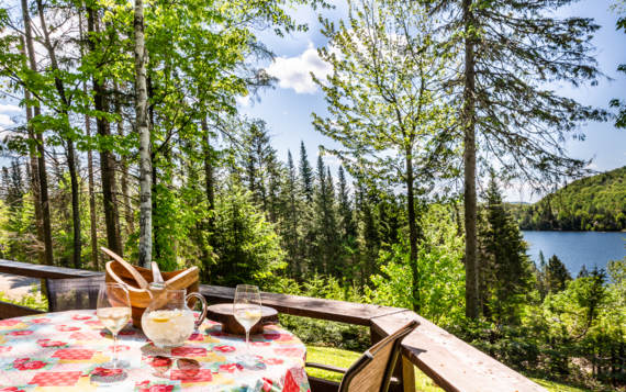 Terrasse chalet vacances en bois  Le Sariane avec ensemble patio et vue sur le lac tout équipé 4 saisons Laurentides Chalets Booking