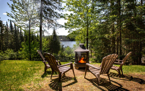 Foyer extérieur chalet de bois en location Le Sariane avec bois de chauffage inclus et vue sur le lac Laurentides Chalets Booking 