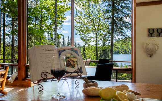 Cuisine et salle à dîner aire ouverte avec vue sur le lac chalet en location pour 2 à 4 personnes avec sauna sec et spa privés Laurentides Chalets Booking 