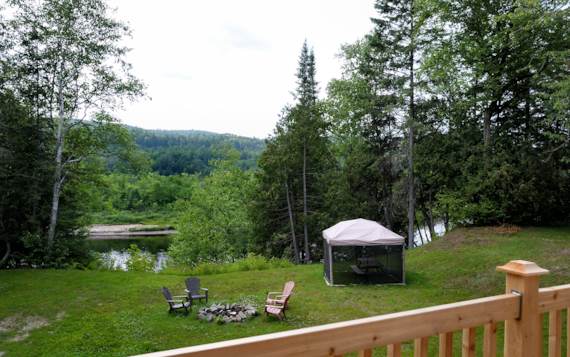 Chalets en bois à louer pour famille avec espace feu et spa privé au bord de la Rivière Saint-Maurice Domaine McCormick 4 saisons tout équipé
