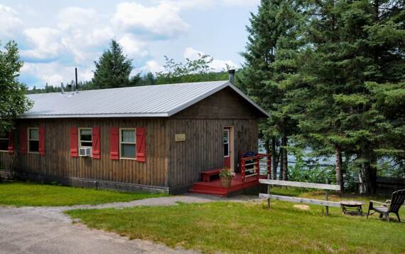 Chalet en bois à louer pour 2 à 4 personnes au bord de l'eau avec spa privé