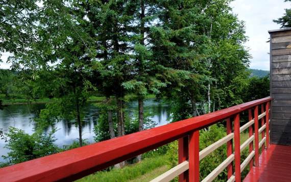 Terrasse chalet en bois au bord de l'eau à louer Pignon Sud avec spa privé pour 2 ou 4 personnes