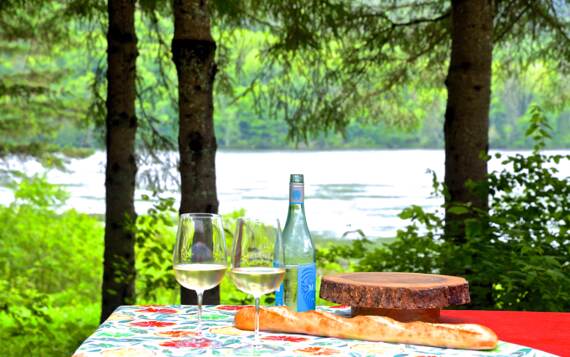 Table extérieure chalet vacances Le Canotier au bord de la rivière Saint-Maurice Mauricie Domaine MCormick