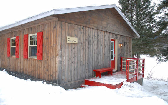 Chalet à louer en bois pour 2 à 4 personnes au bord de l'eau avec spa privé Mauricie Domaine McCormick