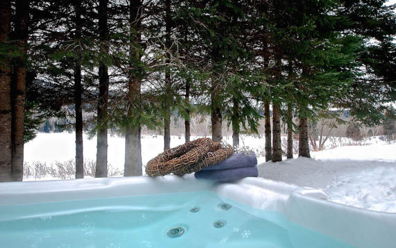 Hot tubs cottage to rend Domaine McCormick Chalets Booking front off river for 2 or 4 persons