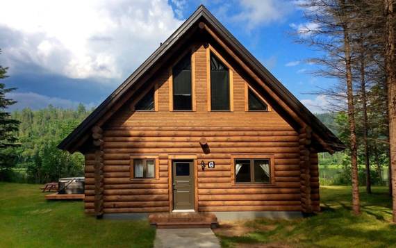 Wooden chalet to rent front of river with private hot tubs full equiped single person, two or four persons Domaine McCormick