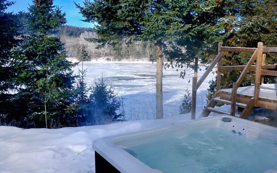 Private hot tubs cottage to rent for two front of river Le Détente Domaine McCormick Mauricie