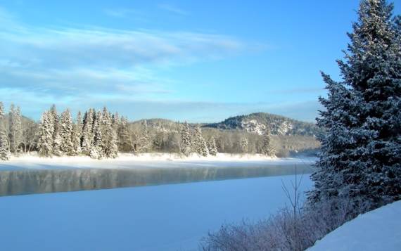 Vue sur la rivière Saint-Maurice en hiver à partir du chalet à louer Pignon Nord Domaine McCormick Chalets Booking