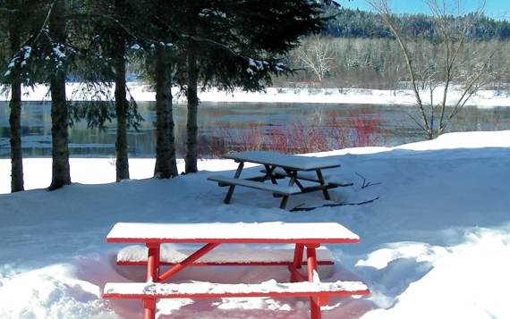 Table extérieure chalet en bois en location au bord de la rivière Saint-Maurice pour 2 à 4 personnes Domaine McCormick