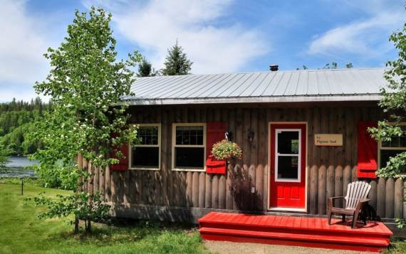 Wooden chalet to rent for two with private hot tubs front off river Mauricie