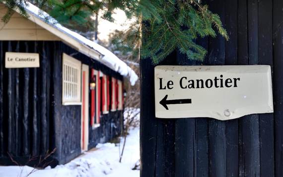Chalet en bois rond avec spa privé à louer au bord de l'eau Domaine McCormick Mauricie 