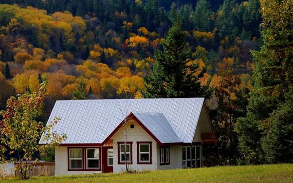 Chalet pour deux à louer bord de l'eau avec spa privé vue sur montagnes couleurs automne