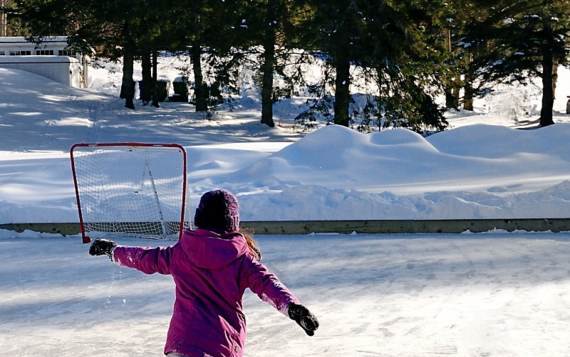 Patinoire extérieure Domaine McCormick chalet vacances pour deux Le Détente