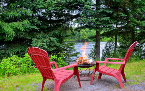 Foyer extérieur bois chauffage inclus avec vue sur la rivière Saint-Maurice chalet vacances en location au bord de l'eau avec spa privé Le Détente Domaine McCormick