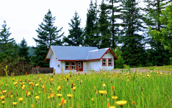 Chalet en bois pour deux en location avec spa privé au bord de l'eau Domaine McCormick Mauricie