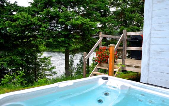 Jacuzzi privé chalet à louer pour couple au bord de l'eau tout équipé 4 saisons