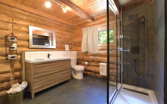 Salle bain avec douche en céramiques chalet bois rond pour 2 à 4 personnes Lanaudière