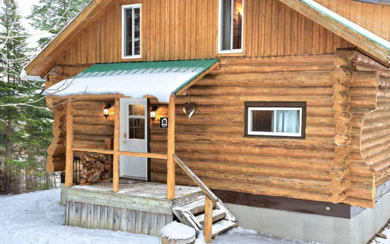 Chalet à louer en bois ronds pour 2 à 4 personnes avec spa et sauna sec privés Lanaudière Le Rustique Chalets Booking