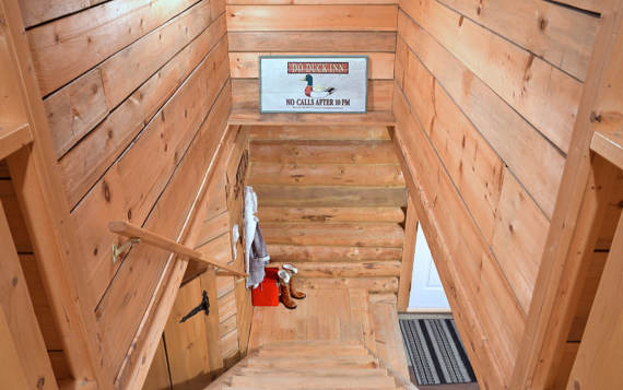 Chalet de bois ronds avec murs de bois à l'intérieur Lanaudière