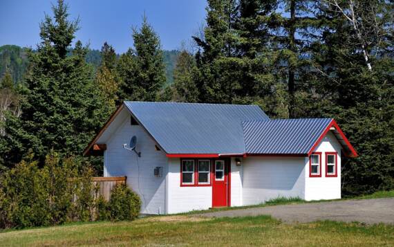 Chalet vacances en bois pour personne seule ou couple au bord de la rivière avec spa privé Domaine McCormick