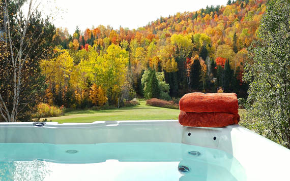 Hot tubs cottage to rend Lanaudiere Chalets Booking lake view  Le Vacancier for solo or 2 persons