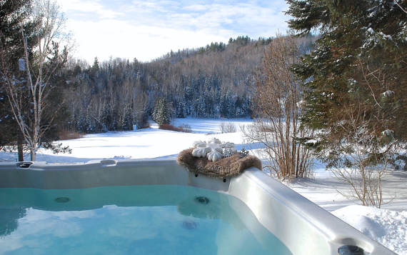 Private hot tubs cottage to rent 4 seasons full equiped for 2 La Vacancier Lanaudiere Chalets Booking