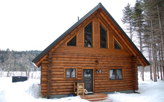 Chalet to rent front off river all euiped with private hot tubs Mauricie