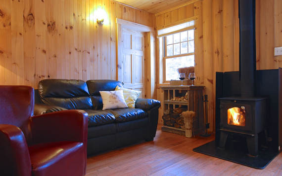 Chalet à louer salon poêle à bois