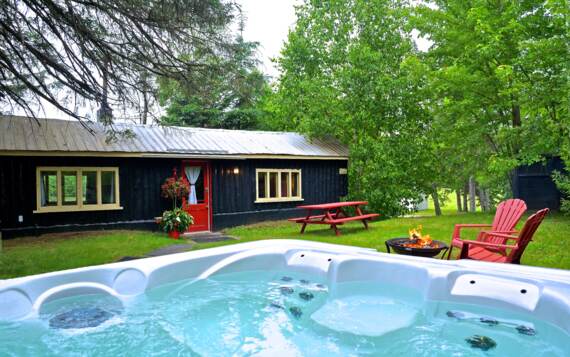 Wooden cottage to rent with private jacuzzi Domaine McCormick Mauricie