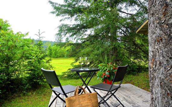 Terrasse chalet vacances en bois Le Gardien Domaine McCormick avec foyer extérieur et spa privé Mauricie