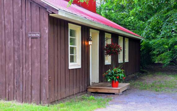 Chalet à louer Le Gros Pin pour 2 à 6 personnes avec spa privé au bord de la rivière Saint-Maurice Domaine McCormick