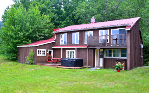 Cottage to rent in wood for 2 or six persons with priivate hot tubs Domaine McCormick Mauricie
